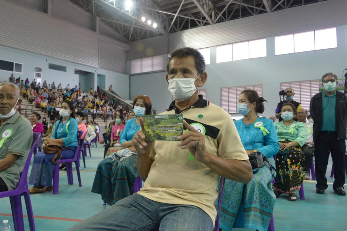 ชาวบ้านแม่ฮ่องสอนดีใจได้ที่ทำกิน มท.1มอบสมุดประจำตัวคทช.