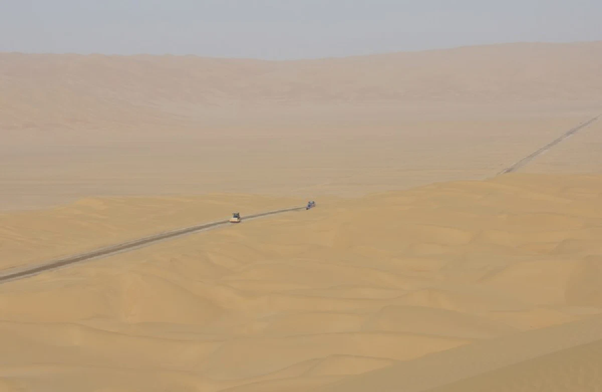 จีนสร้างคันทางถนนข้าม ‘อภิมหาทะเลทราย’ สำเร็จ 
