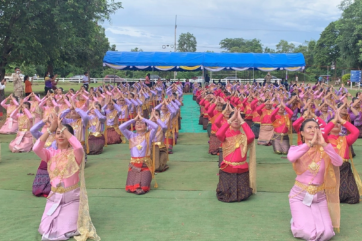 ชาวพิมายพร้อมใจรำบวงสรวงคุณย่าโมปลูกฝังความรักสามัคคี