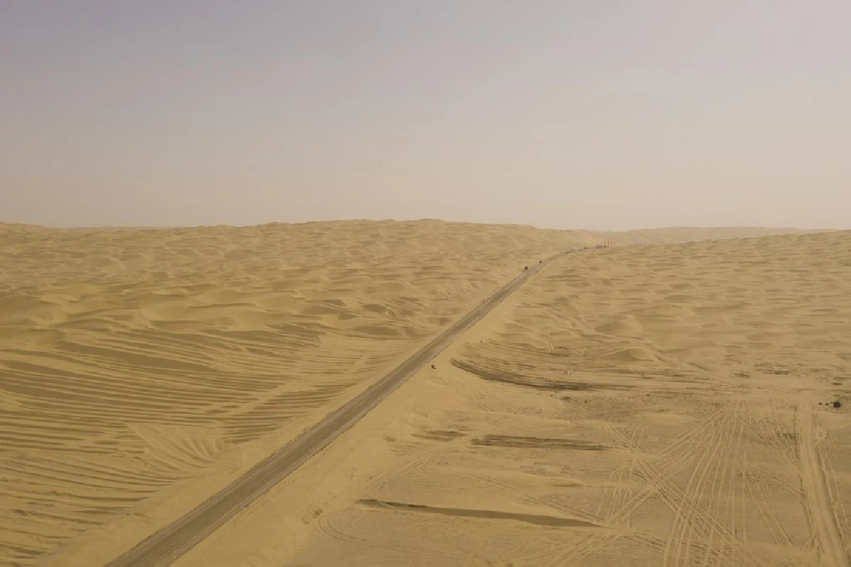 จีนสร้างคันทางถนนข้าม ‘อภิมหาทะเลทราย’ สำเร็จ 