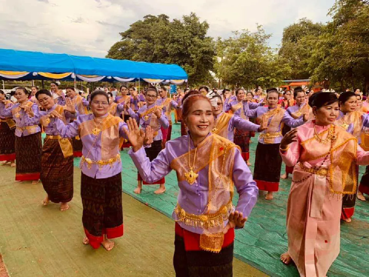 ชาวพิมายพร้อมใจรำบวงสรวงคุณย่าโมปลูกฝังความรักสามัคคี