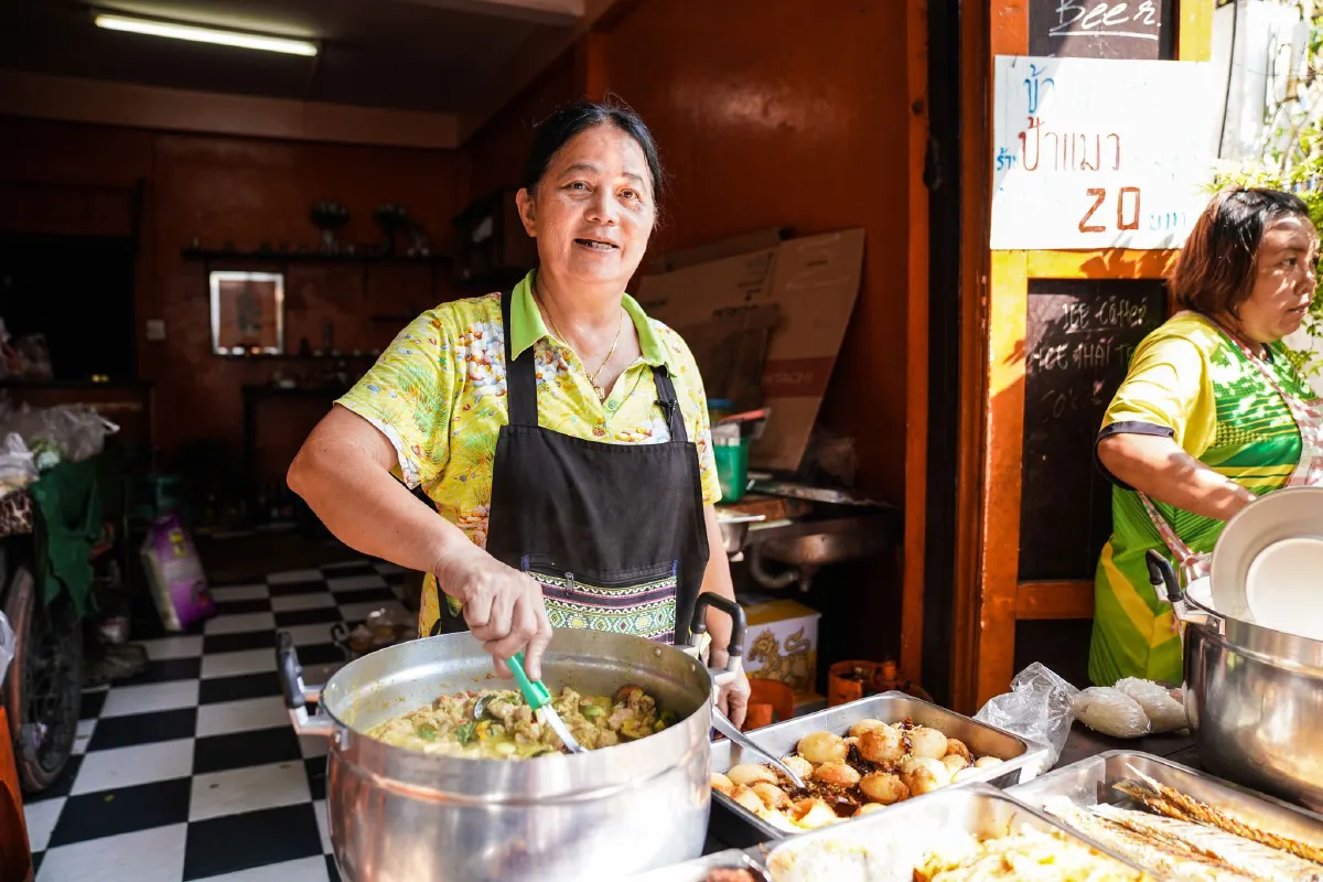 “ป้าแมวข้าวแกง 20 บาท” ครัวใจดีของนักสู้ชีวิตในเมืองใหญ่
