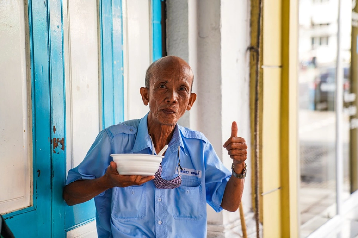 “ป้าแมวข้าวแกง 20 บาท” ครัวใจดีของนักสู้ชีวิตในเมืองใหญ่