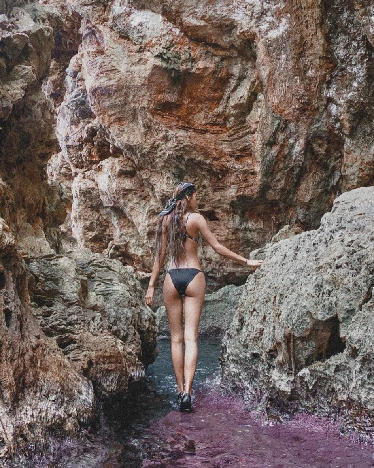   ช็อตนี้ HOT ไฟลุก! “เมญ่า” ยิ้มหวานปล่อยช็อตเด็ดลงทุนปลดชุดบิกินีท่อนบน 