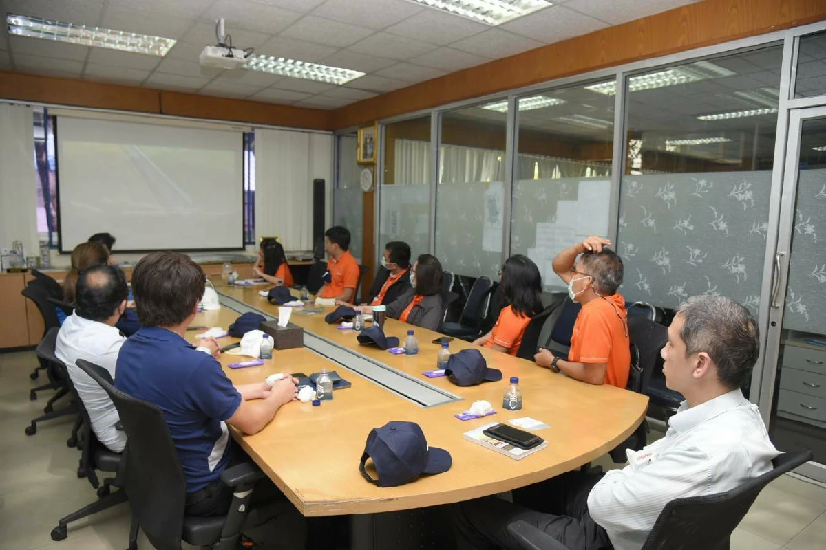MEA เยี่ยมชมรถ E-bus เดินหน้าความร่วมมือหนุน ขสมก. ดัดแปลงรถเมล์เก่าเป็นรถโดยสารไฟฟ้า