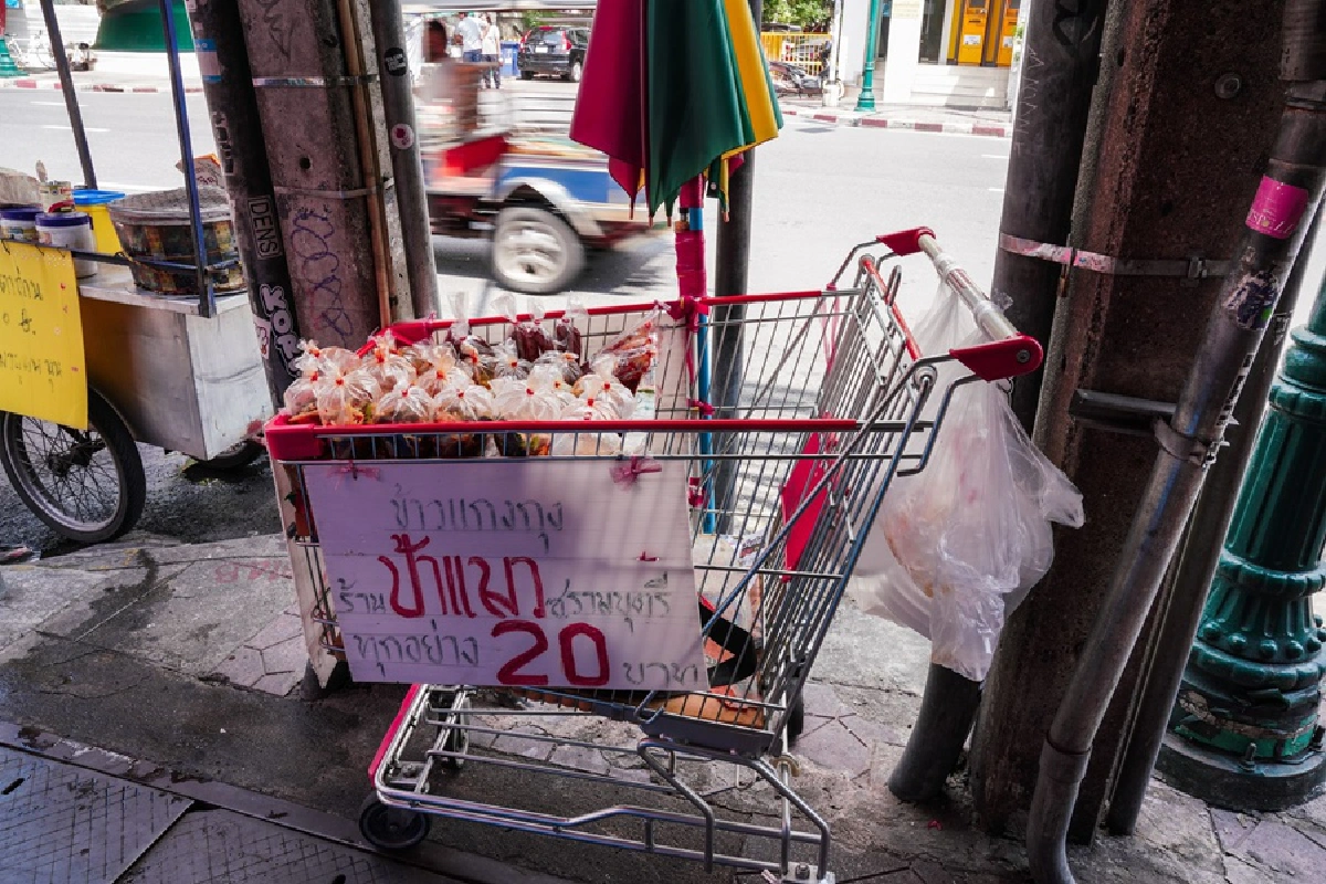 “ป้าแมวข้าวแกง 20 บาท” ครัวใจดีของนักสู้ชีวิตในเมืองใหญ่