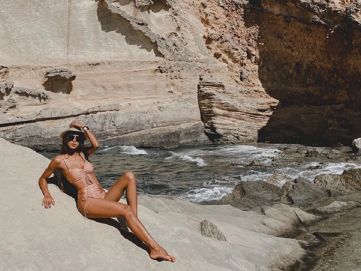   ช็อตนี้ HOT ไฟลุก! “เมญ่า” ยิ้มหวานปล่อยช็อตเด็ดลงทุนปลดชุดบิกินีท่อนบน 