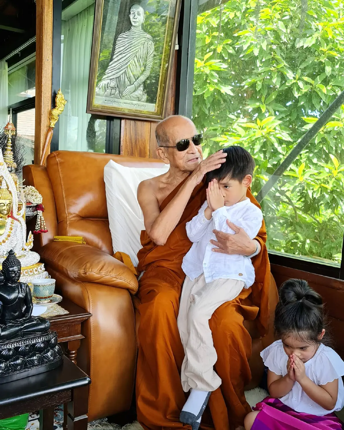 ภาพน่ารัก น้องอลิน-อลัน ทำบุญวันเกิดเผยความน่ารักอ่อนน้อม..สมกับที่ได้รางวัลมารยาทงาม