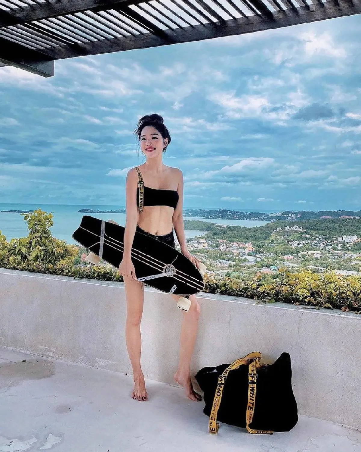 แอร์ ภัณฑิลา เซ็กซี่มาก! อวดหุ่นสวยปังในชุดบิกินี่ลาเท็กซ์สีแดง