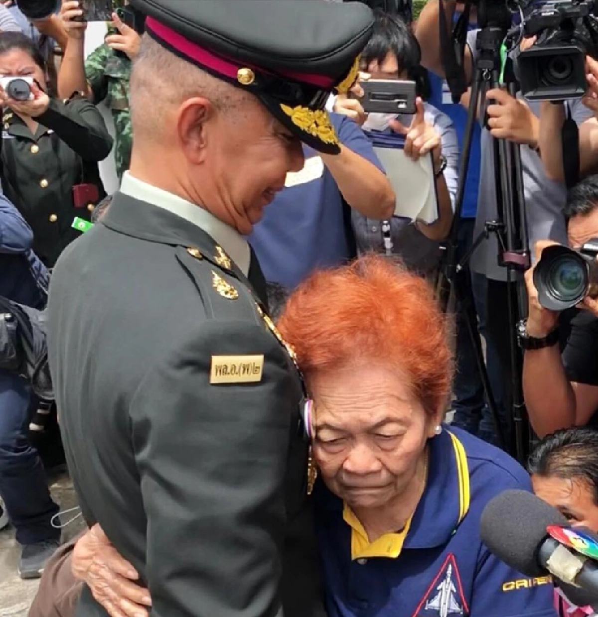 "ผบ.ทบ.คนใหม่ ลั่น พร้อมสานต่อ ทุกภารกิจ จับตาเปิดใจ 6 ต.ค. 