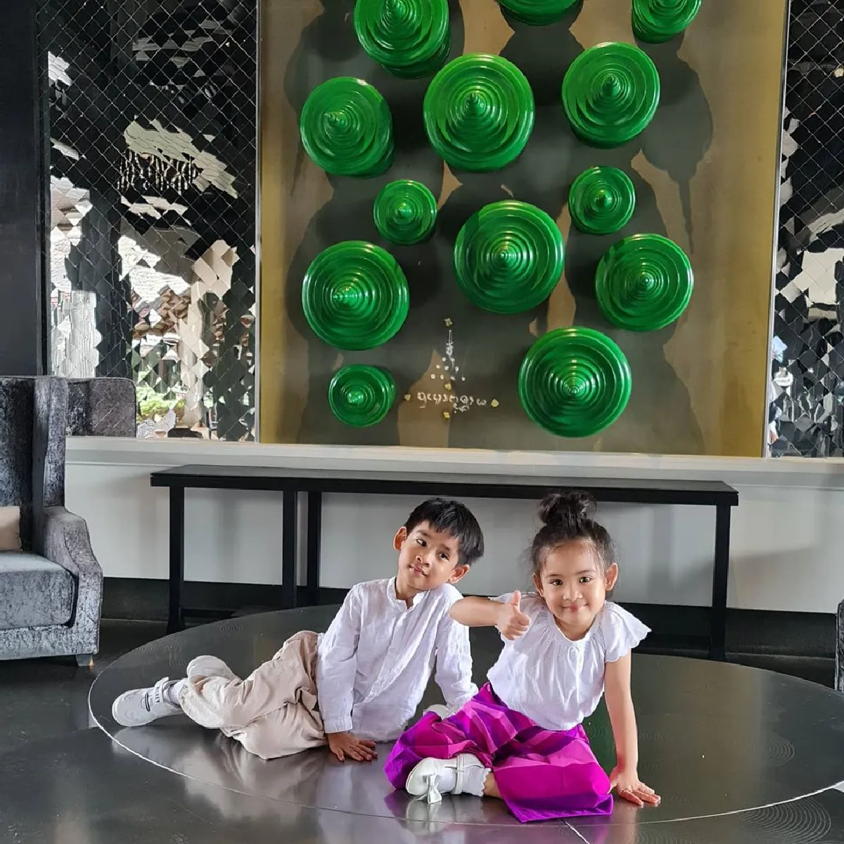 ภาพน่ารัก น้องอลิน-อลัน ทำบุญวันเกิดเผยความน่ารักอ่อนน้อม..สมกับที่ได้รางวัลมารยาทงาม