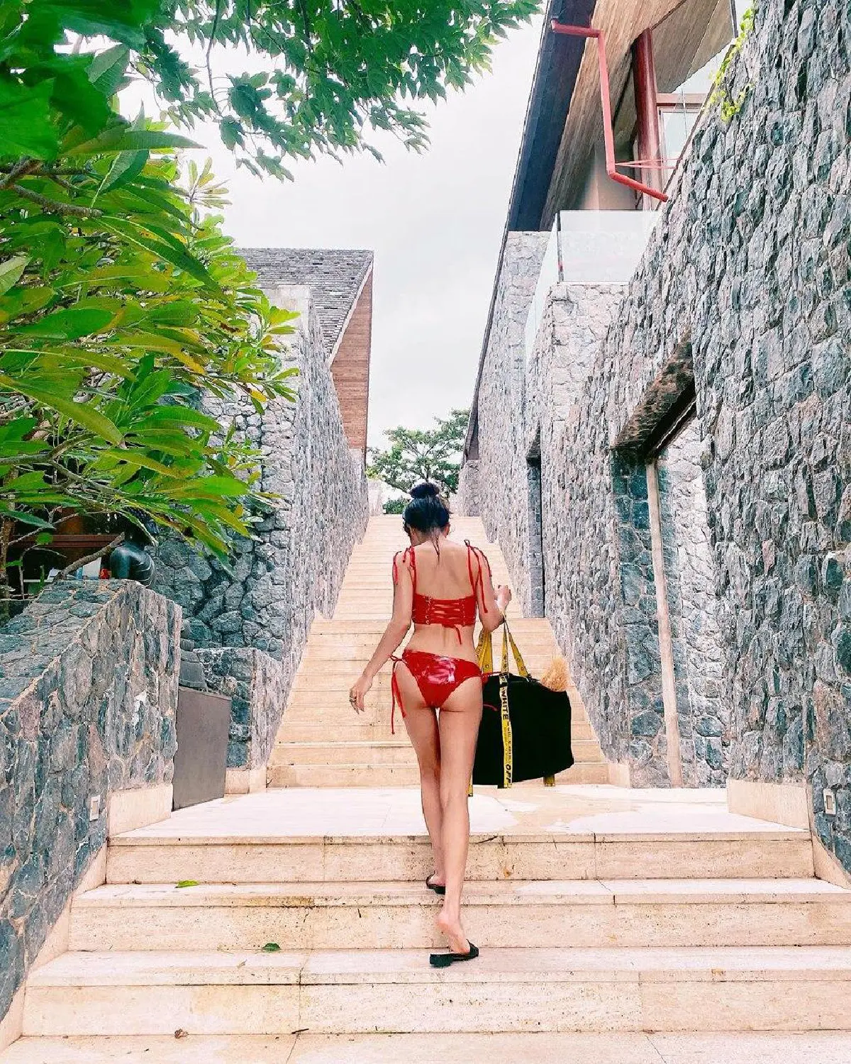 แอร์ ภัณฑิลา เซ็กซี่มาก! อวดหุ่นสวยปังในชุดบิกินี่ลาเท็กซ์สีแดง