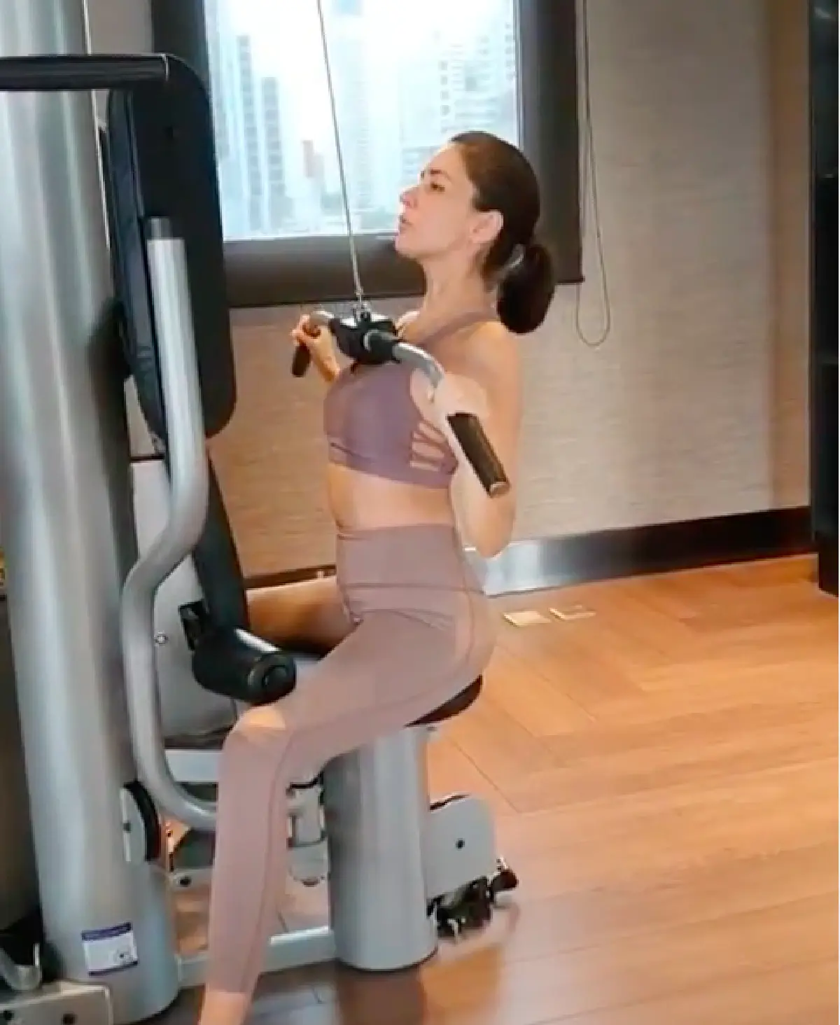 นี่คือหุ่นคนท้อง 3 เดือน! “ศรีริต้า” ออกกำลังกาย อวดหน้าท้องแบนราบ 