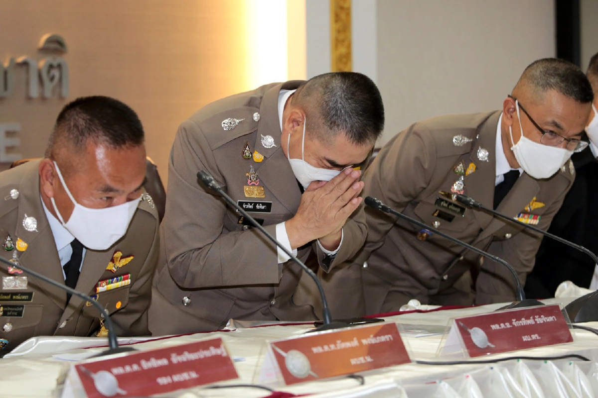 เปิดภาพประทับใจ จักรทิพย์ส่งมอบหน้าที่ผบ.ตร. สุวัฒน์กราบอำลา