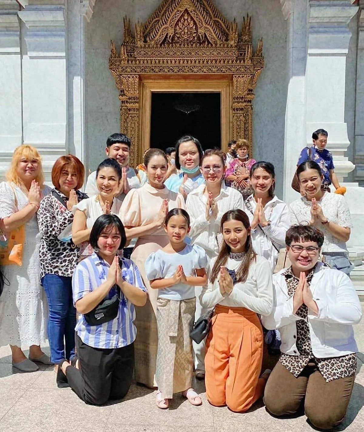 แอฟ ทักษอร จูงมือ น้องปีใหม่ นุ่งผ้าไทยสวยหวานไหว้ศาลหลักเมือง