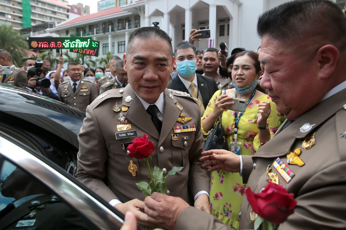 เปิดภาพประทับใจ จักรทิพย์ส่งมอบหน้าที่ผบ.ตร. สุวัฒน์กราบอำลา