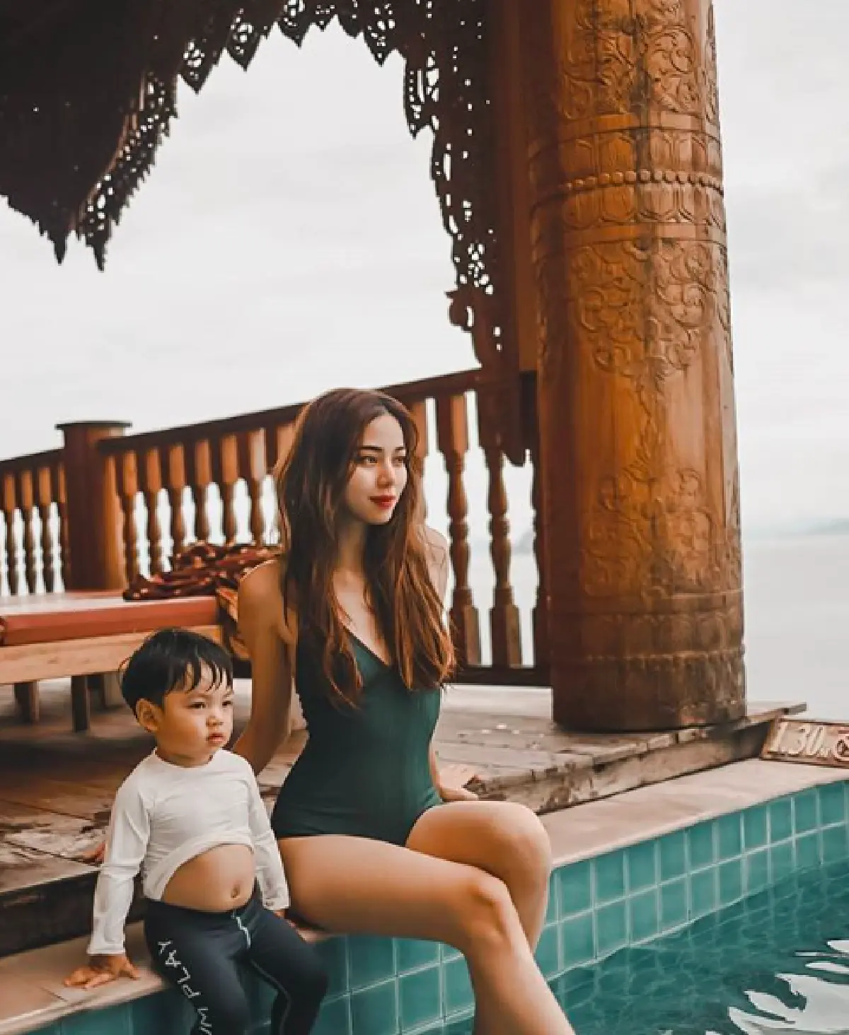 "นิวเคลียร์-ดีเจเพชรจ้า" เผยภาพหวานเล่นพาเล่นหยอกล้อในสระน้ำ ทำแฟนคลับรอลุ้นข่าวดี