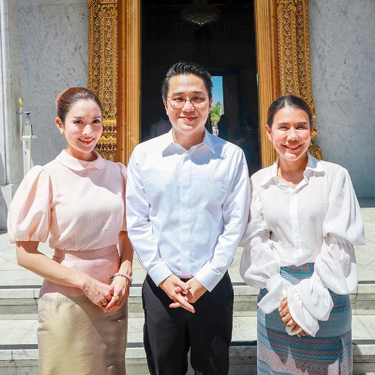 แอฟ ทักษอร จูงมือ น้องปีใหม่ นุ่งผ้าไทยสวยหวานไหว้ศาลหลักเมือง