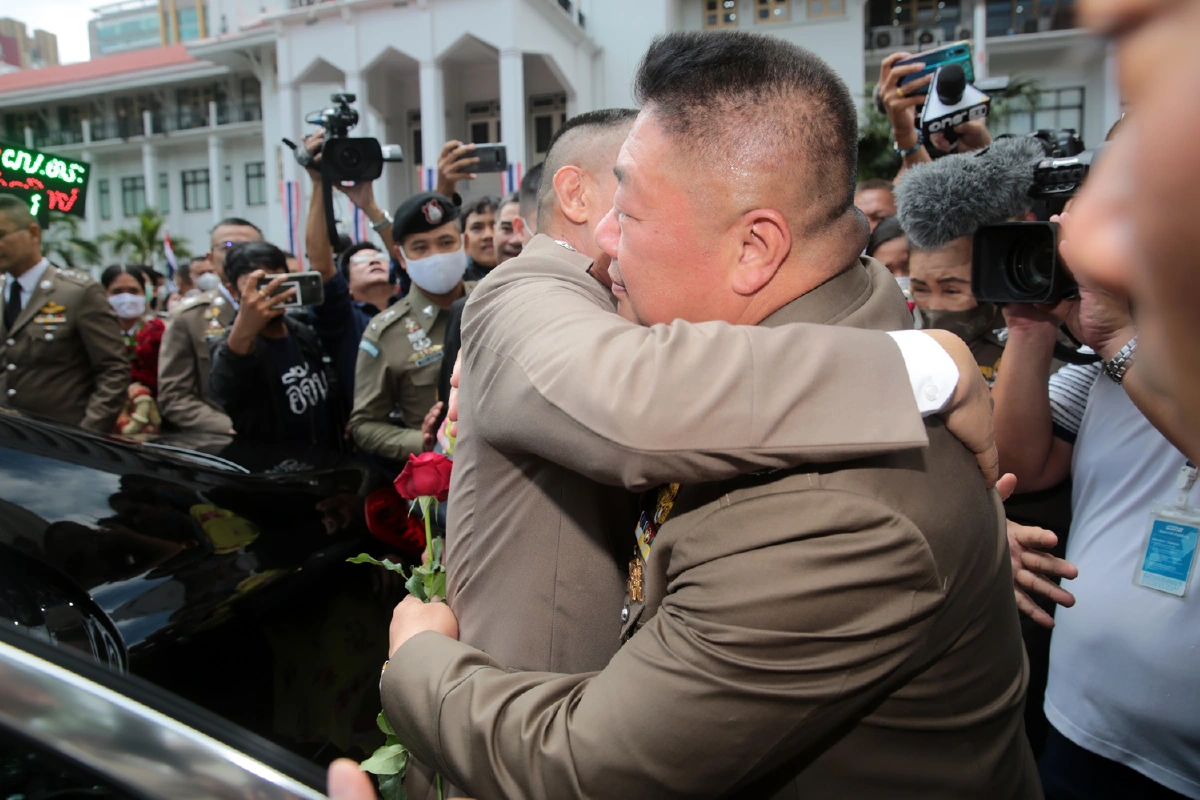 เปิดภาพประทับใจ จักรทิพย์ส่งมอบหน้าที่ผบ.ตร. สุวัฒน์กราบอำลา