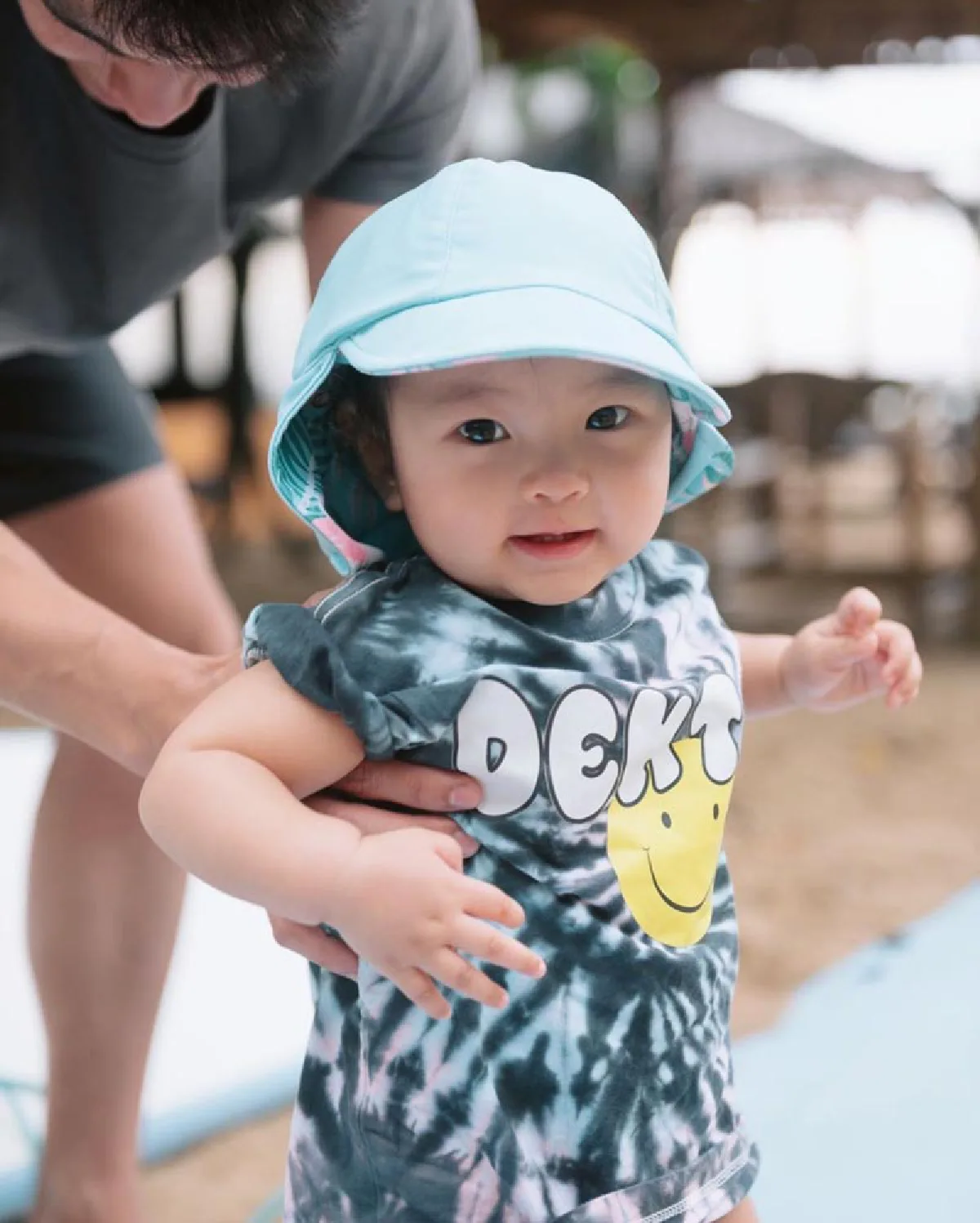 “เจนี่-มิกกี้” อุ้มลูกสาว “น้องโนล่า” เที่ยวทะเล พร้อมอวดรอยยิ้มหวานๆ