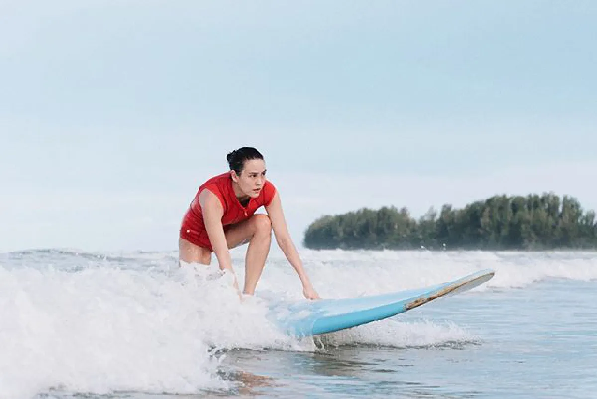 “เจนี่" สุดเท่!! โชว์ลีลาเล่นเซิร์ฟบอร์ดโต้คลื่น แต่ละช็อตสตรองมาก 