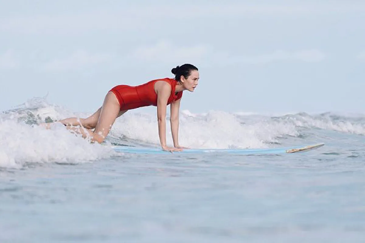 “เจนี่" สุดเท่!! โชว์ลีลาเล่นเซิร์ฟบอร์ดโต้คลื่น แต่ละช็อตสตรองมาก 