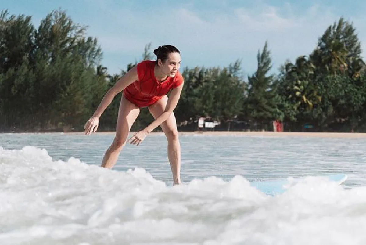 “เจนี่" สุดเท่!! โชว์ลีลาเล่นเซิร์ฟบอร์ดโต้คลื่น แต่ละช็อตสตรองมาก 