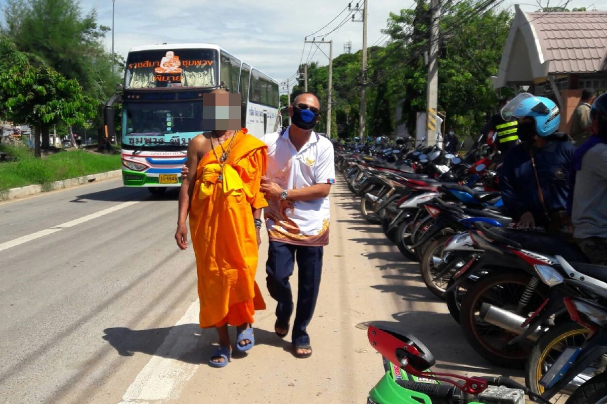 พระคลั่งอาละวาดห้องฉุกเฉินตำรวจคุมตัวส่งวัด ป่วนอีก!จะปีนรถโดยสาร