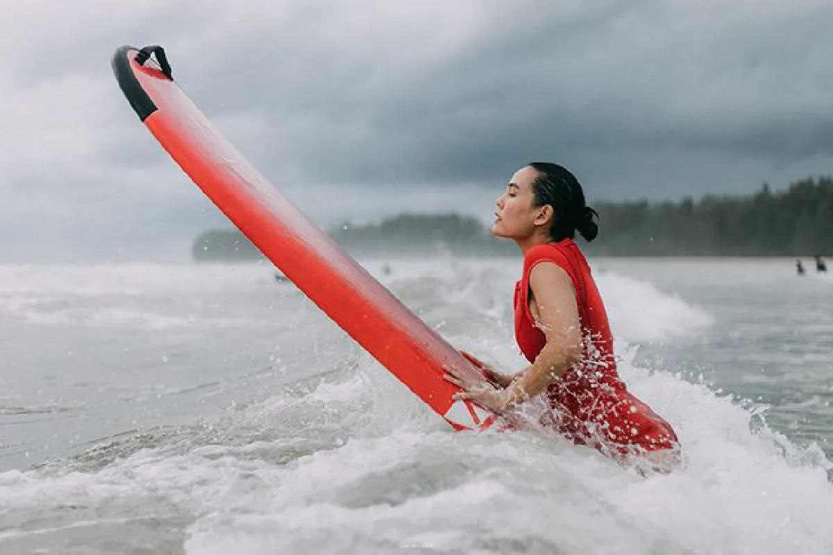 “เจนี่" สุดเท่!! โชว์ลีลาเล่นเซิร์ฟบอร์ดโต้คลื่น แต่ละช็อตสตรองมาก 