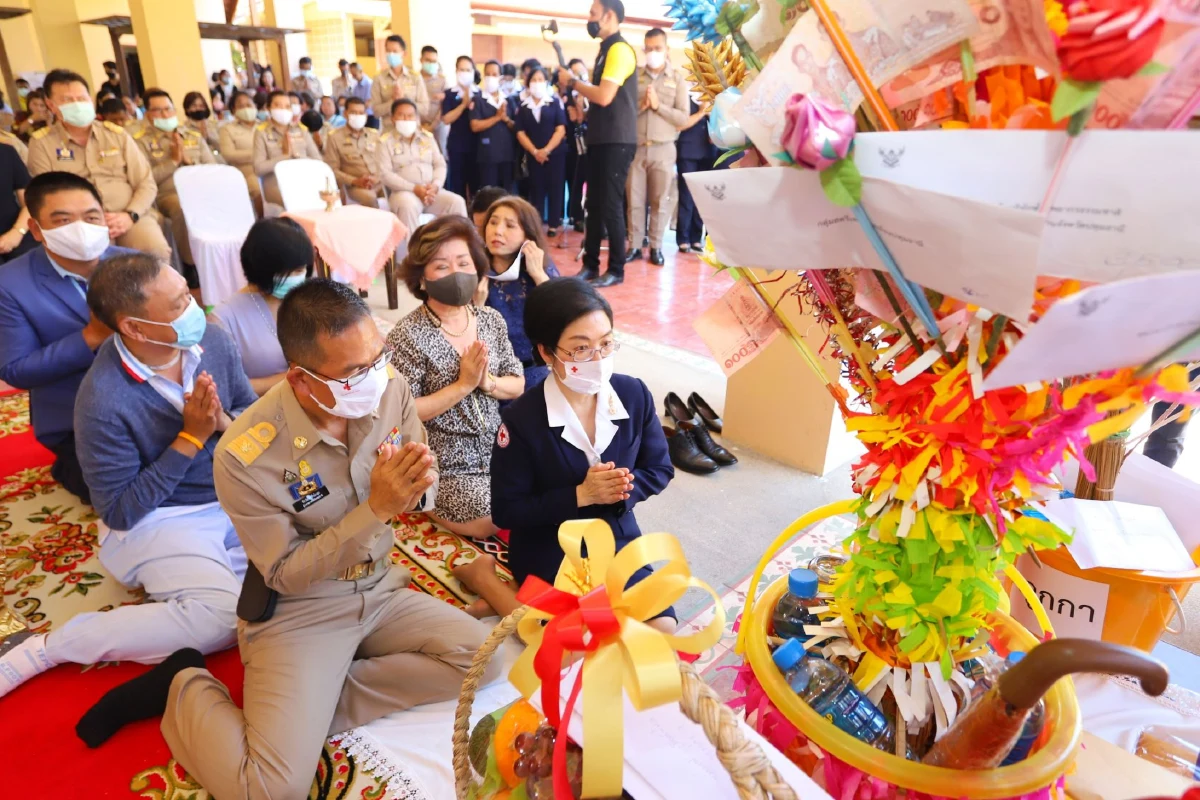 ผู้ว่าฯปั่นจักรยานไปทำงานย้ายมาอยู่ปทุมฯวันแรกชวนทอดผ้าป่าเพื่อเด็ก