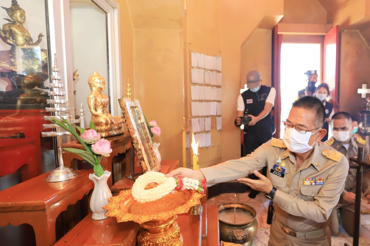 ผู้ว่าฯปั่นจักรยานไปทำงานย้ายมาอยู่ปทุมฯวันแรกชวนทอดผ้าป่าเพื่อเด็ก