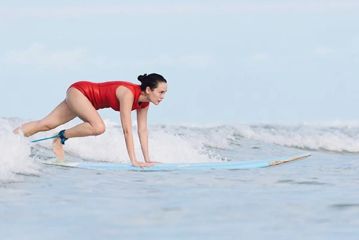 “เจนี่" สุดเท่!! โชว์ลีลาเล่นเซิร์ฟบอร์ดโต้คลื่น แต่ละช็อตสตรองมาก 