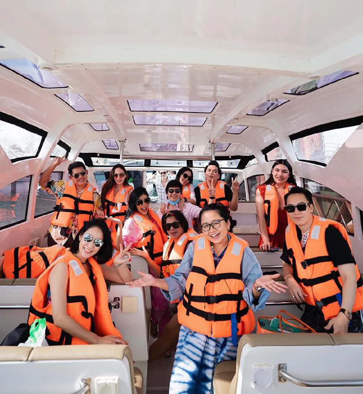 อั้ม พัชราภา ยกแก๊งเพื่อนเที่ยวภูเก็ต มีหวานใจ ไฮโซพก ตัวติดกันไม่ห่าง