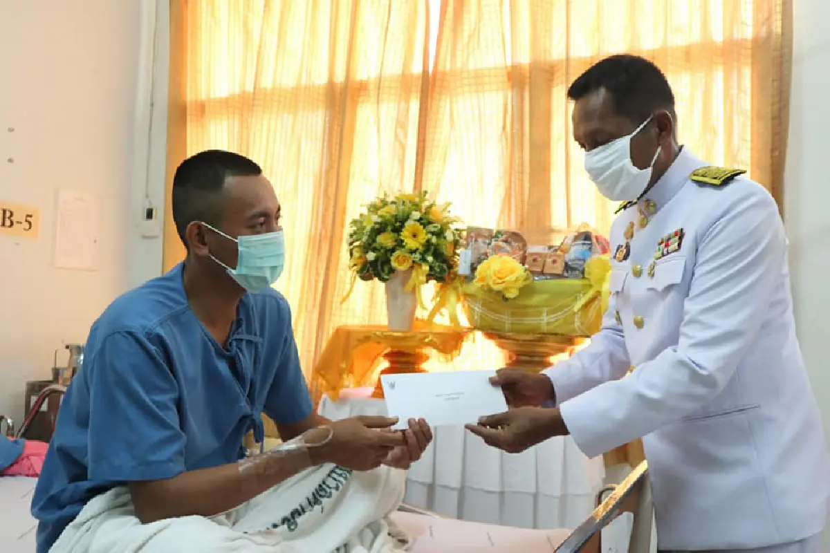 โปรดเกล้าฯพระราชทานสิ่งของ-ดอกไม้ให้กำลังใจทหารบาดเจ็บ  