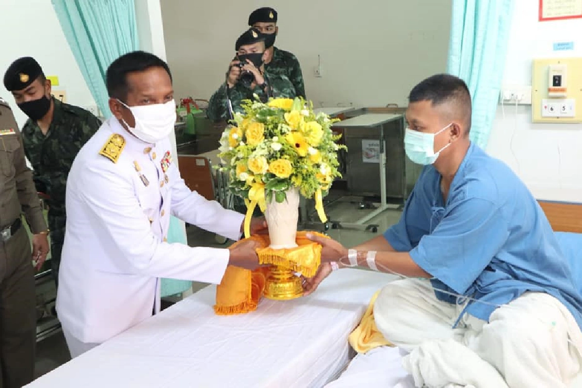 โปรดเกล้าฯพระราชทานสิ่งของ-ดอกไม้ให้กำลังใจทหารบาดเจ็บ  