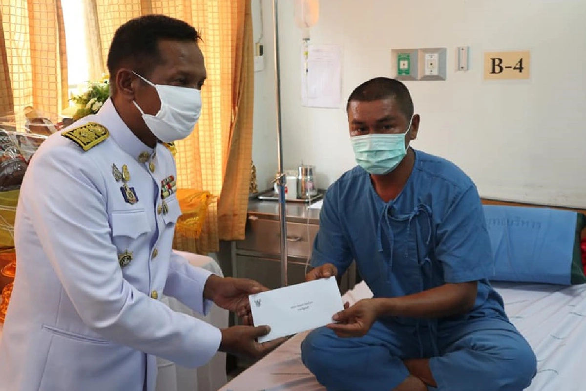 โปรดเกล้าฯพระราชทานสิ่งของ-ดอกไม้ให้กำลังใจทหารบาดเจ็บ  