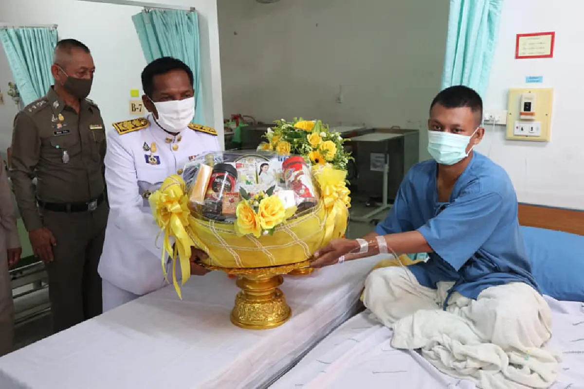 โปรดเกล้าฯพระราชทานสิ่งของ-ดอกไม้ให้กำลังใจทหารบาดเจ็บ  