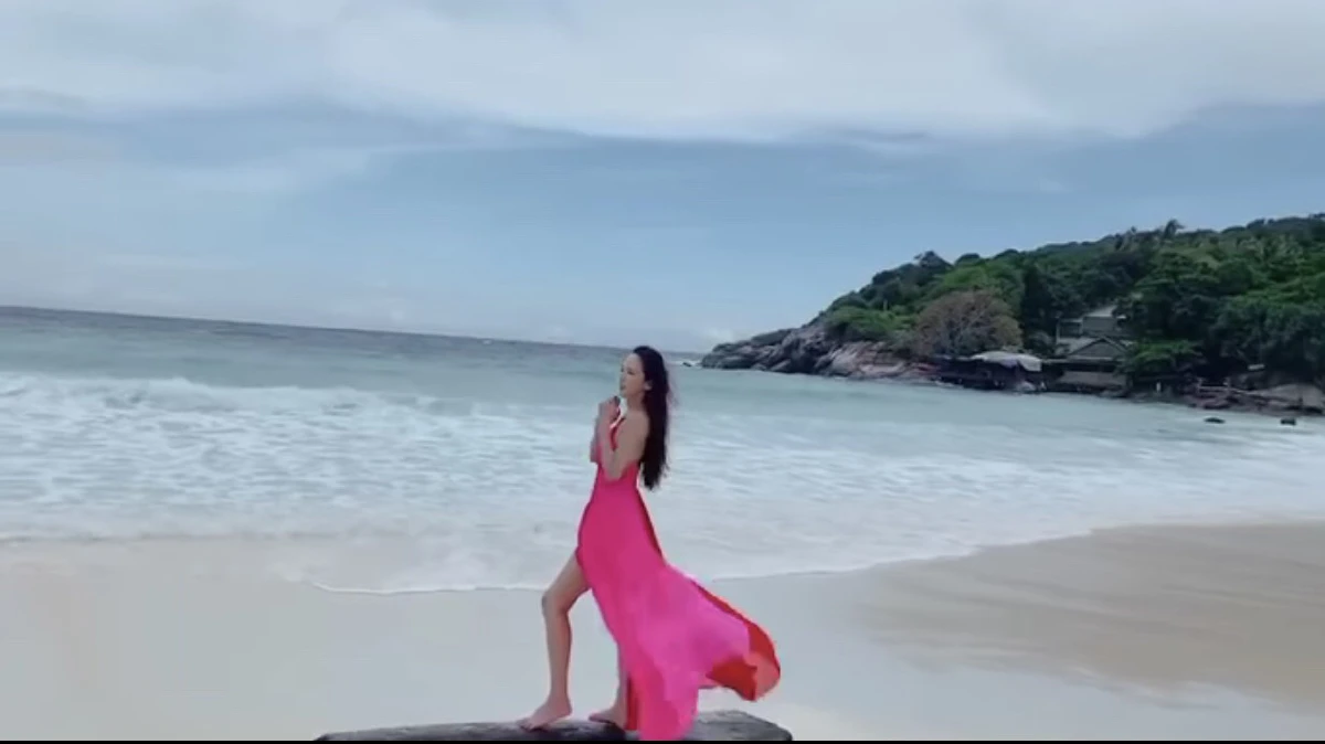 ภาพแรกก็ปังแล้ว! อั้ม พัชราภา สลัดผ้าอวดหุ่นแซ่บประเดิมทริปทะเลภูเก็ต