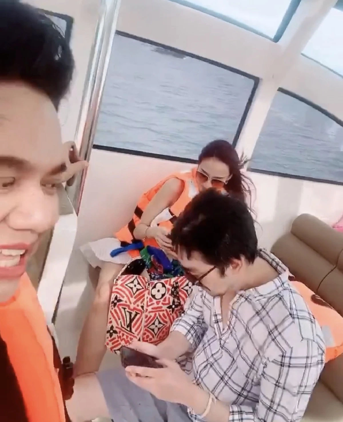 อั้ม พัชราภา ยกแก๊งเพื่อนเที่ยวภูเก็ต มีหวานใจ ไฮโซพก ตัวติดกันไม่ห่าง