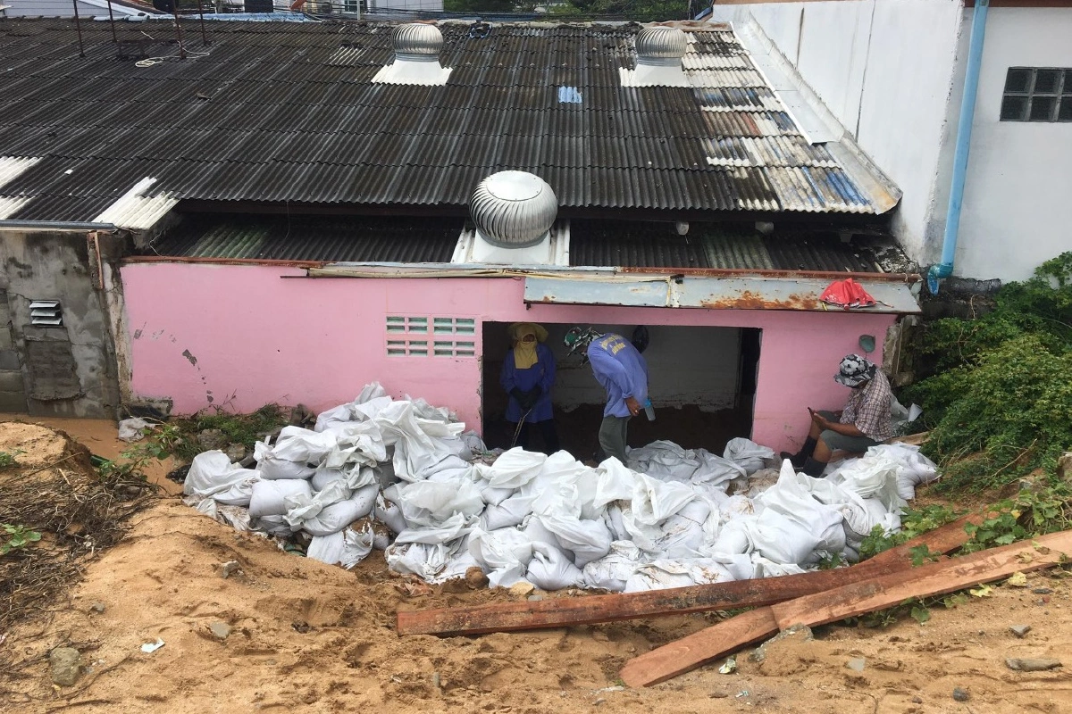 ชาวพัทยาอ่วม! น้ำท่วมกำแพงถล่มทรายหลากเข้าบ้านเสียหาย