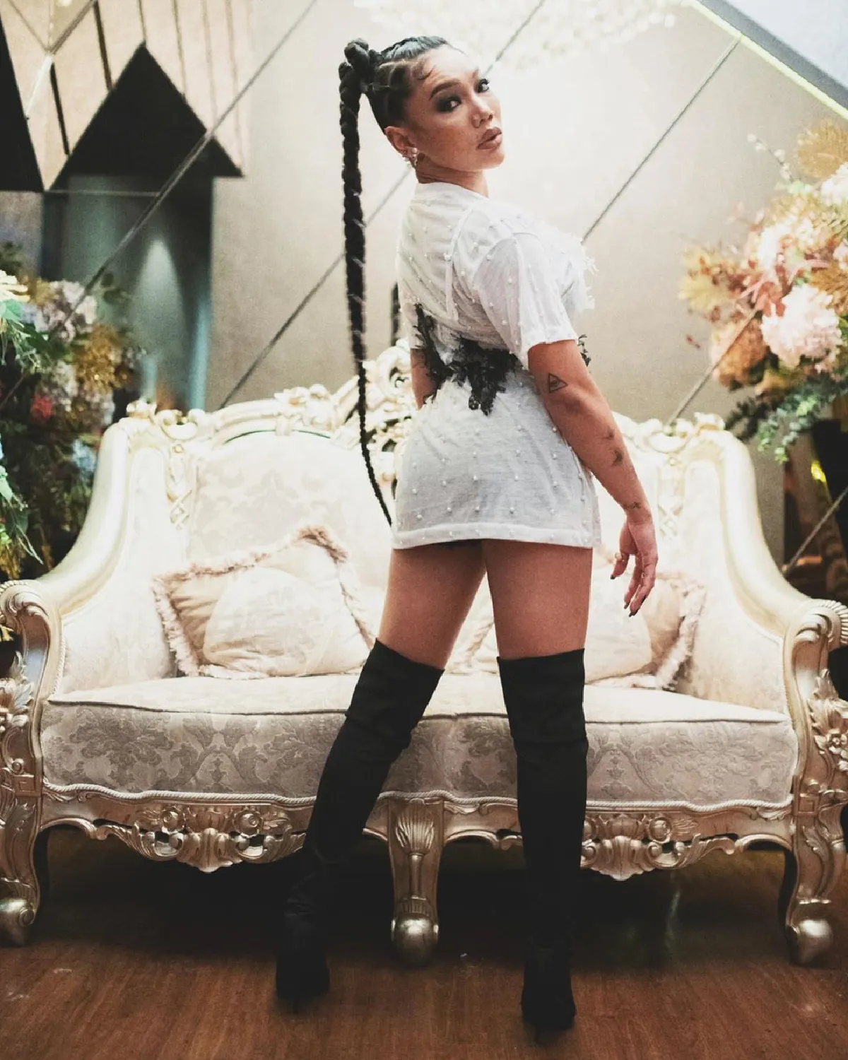 ดา เอ็นโดรฟิน นุ่งวันพีซเซ็กซี่เว้าขาสูง..ลุคนี้จัดเต็มความปัง 