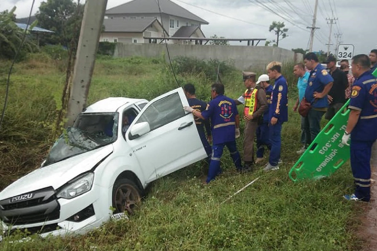 กระบะซิ่งฝ่าสายฝนชนเสาไฟฟ้าหนุ่ม17ดับเพื่อนสาวสาหัส
