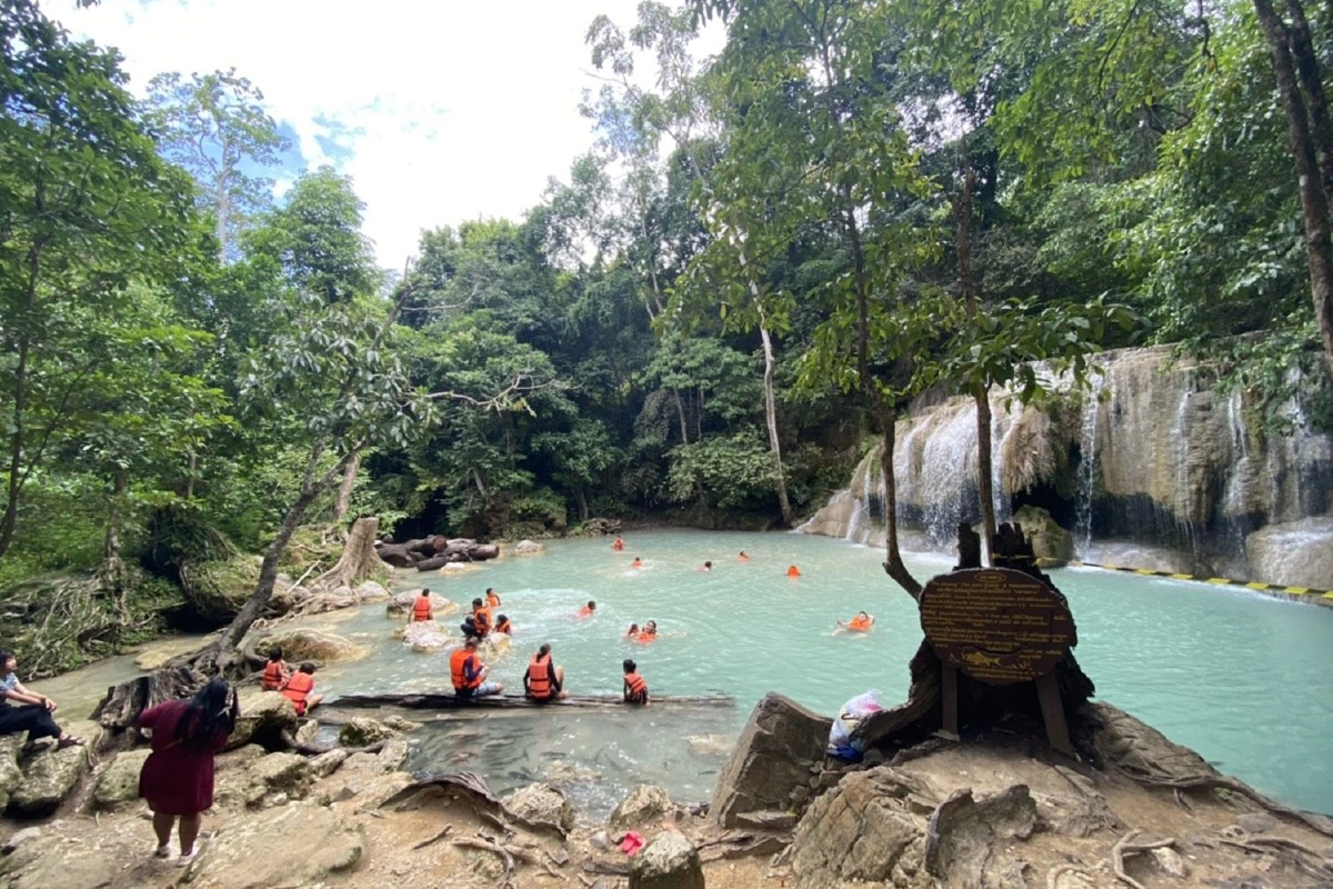 น้ำตกเอราวัณเปิดบริการนักท่องเที่ยวแบบ New Normal ต้องจองผ่านแอพล่วงหน้า