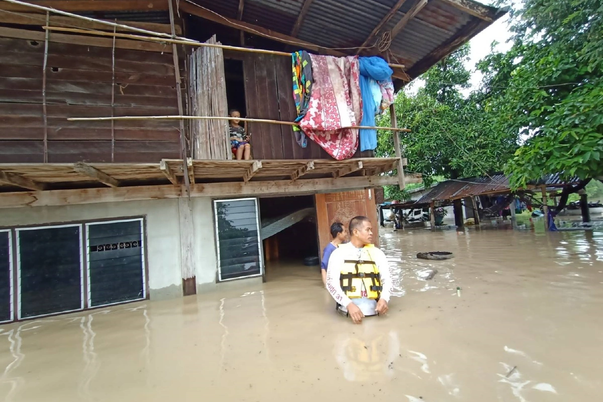 น้ำท่วมบ้านปอแดงโคราชยังทรงตัวหวั่นน้ำป่าไหลอีกระลอก