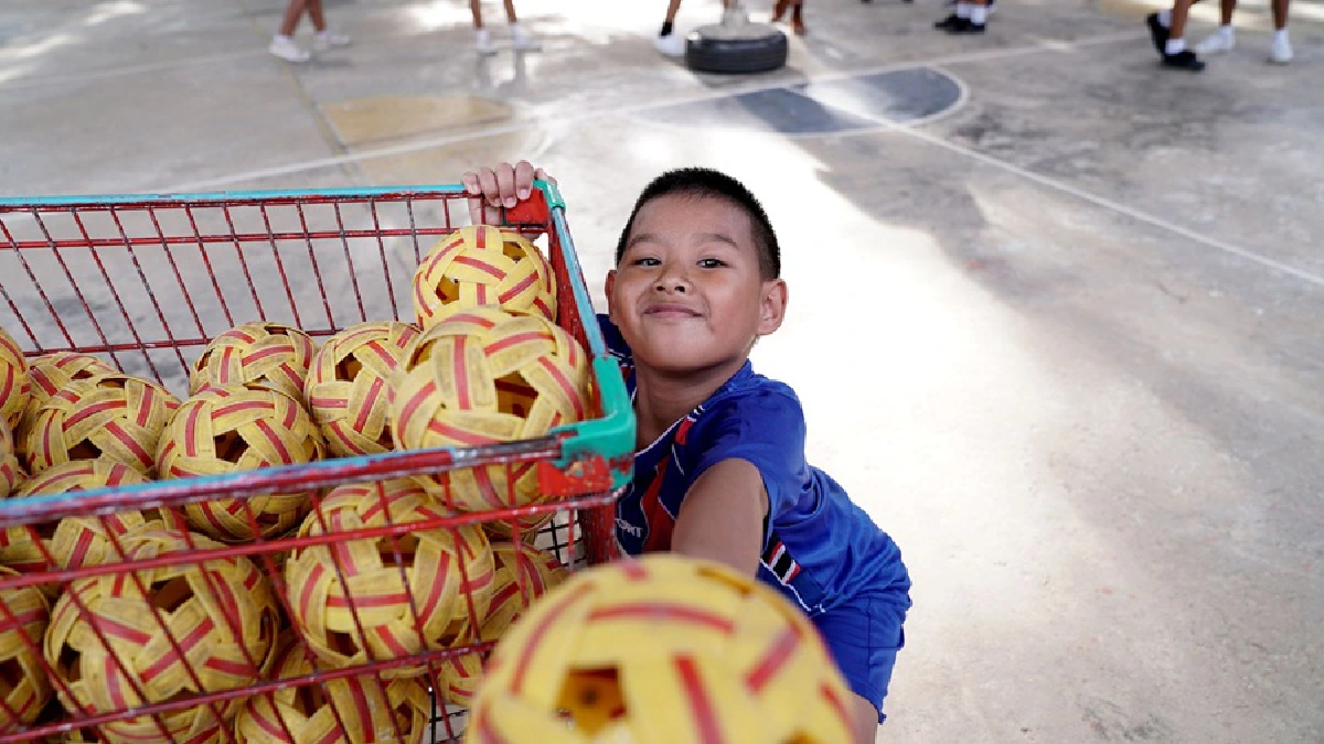 แพ้ชะตา แต่ไม่แพ้ตัวเอง! “แม็ก-จิรพัฒน์” ป.2 ยอดกตัญญูเตะตะกร้อเลี้ยงยายและน้อง