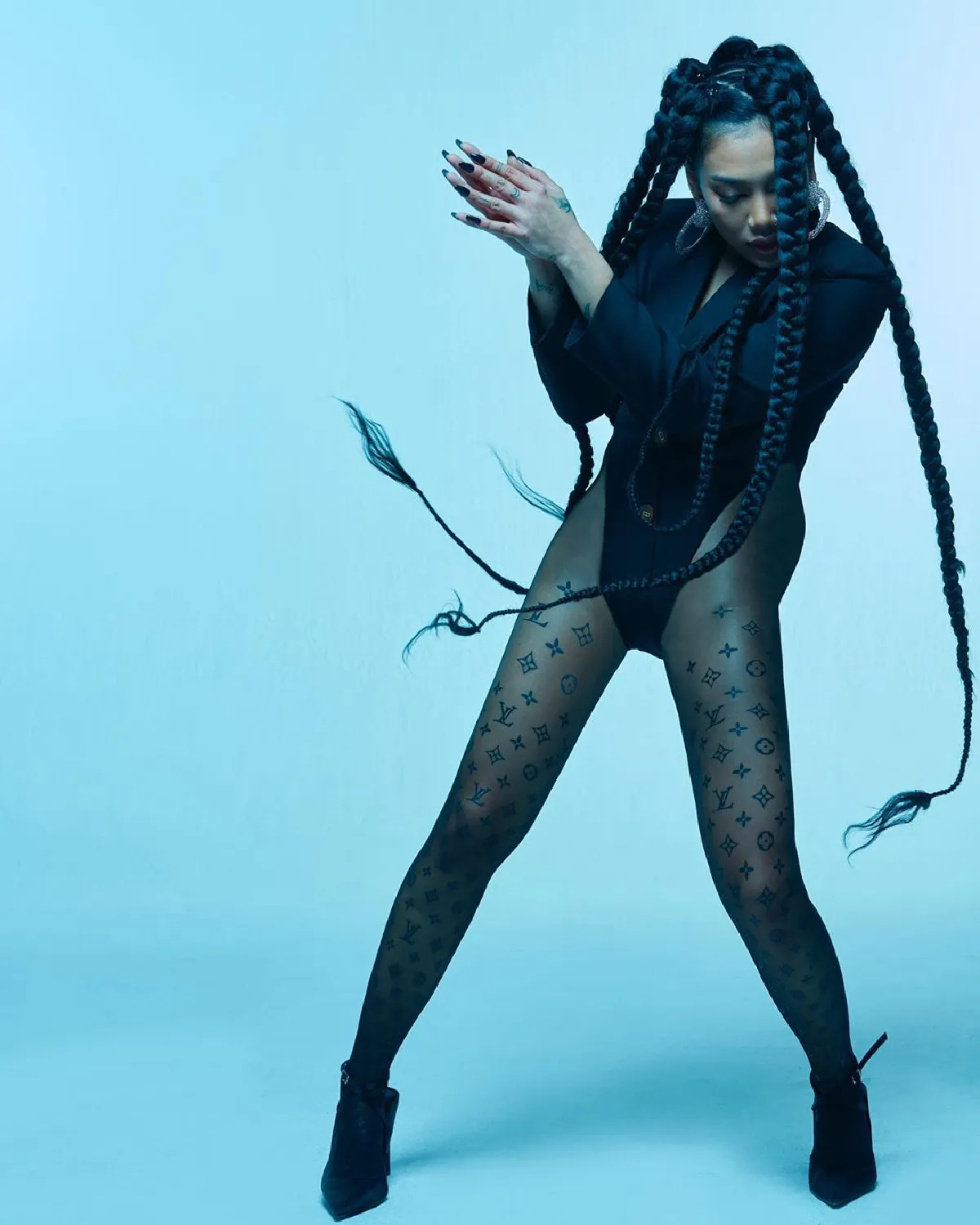 ดา เอ็นโดรฟิน นุ่งวันพีซเซ็กซี่เว้าขาสูง..ลุคนี้จัดเต็มความปัง 