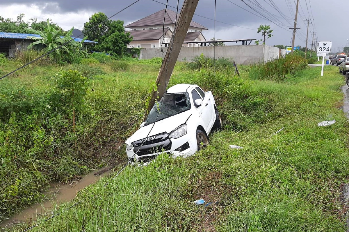 กระบะซิ่งฝ่าสายฝนชนเสาไฟฟ้าหนุ่ม17ดับเพื่อนสาวสาหัส