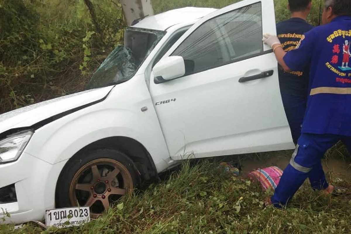 กระบะซิ่งฝ่าสายฝนชนเสาไฟฟ้าหนุ่ม17ดับเพื่อนสาวสาหัส