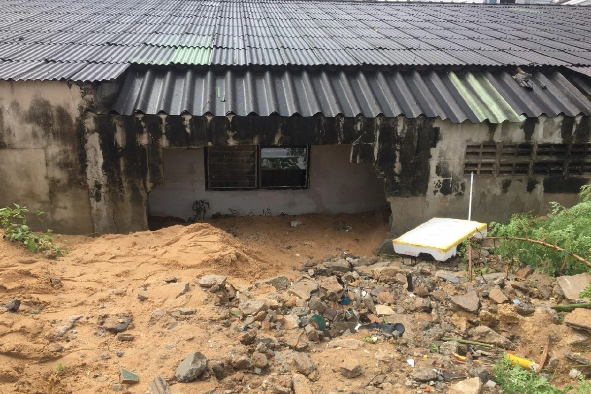 ชาวพัทยาอ่วม! น้ำท่วมกำแพงถล่มทรายหลากเข้าบ้านเสียหาย