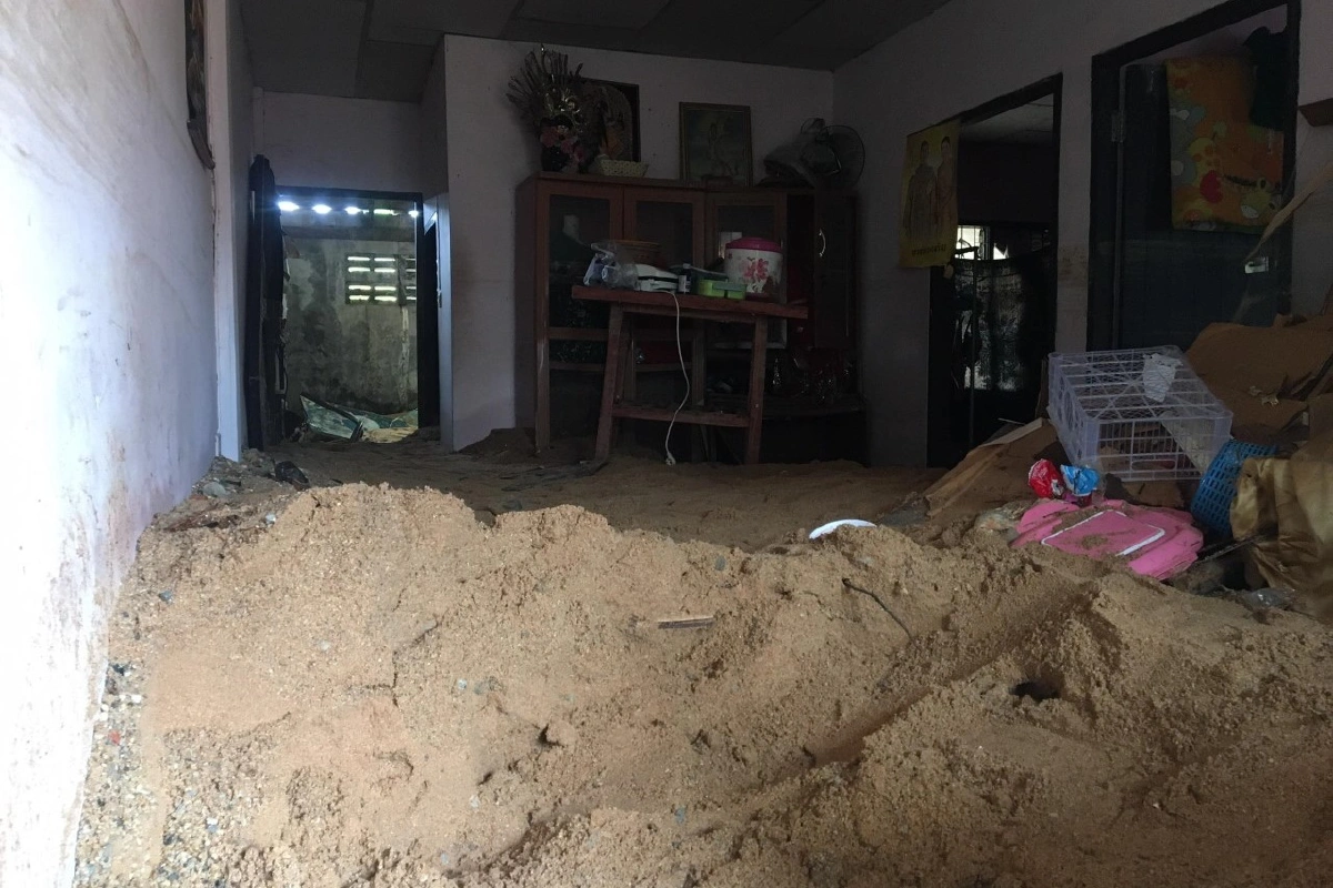 ชาวพัทยาอ่วม! น้ำท่วมกำแพงถล่มทรายหลากเข้าบ้านเสียหาย